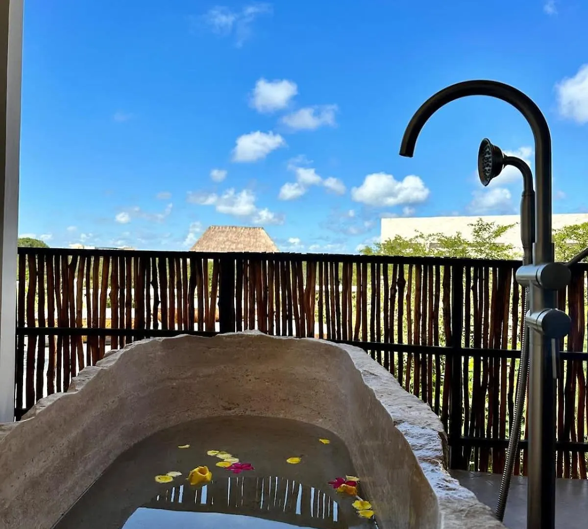 Πανδοχείο Relaxing Lakeside Retreat Pool, Hot Tub Y Patio Τουλούμ